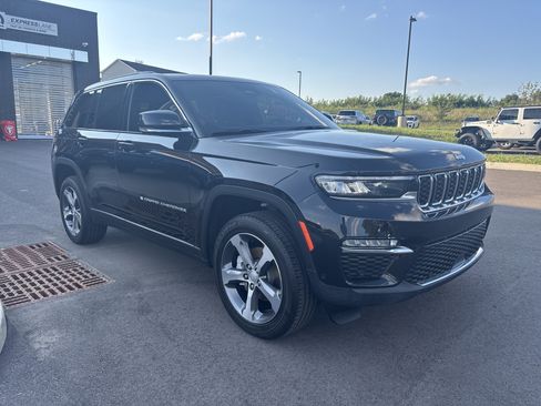 Used 2025 Jeep Grand Cherokee Limited w/ Luxury Tech Group II AWD/4WD image 7