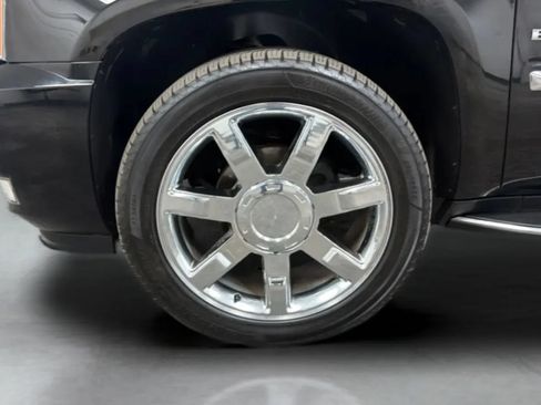 Used 2013 Cadillac Escalade ESV Luxury AWD/4WD image 28