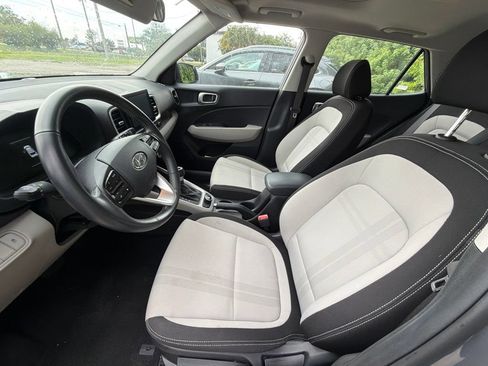 Used 2025 Hyundai Venue SEL FWD image 4