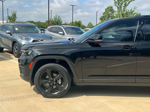 Used 2023 Jeep Grand Cherokee Altitude AWD/4WD image 7