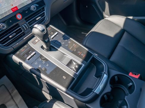 Certified 2026 Porsche Macan AWD/4WD image 21