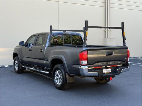 Used 2017 Toyota Tacoma SR5 w/ Tow Package RWD image 5