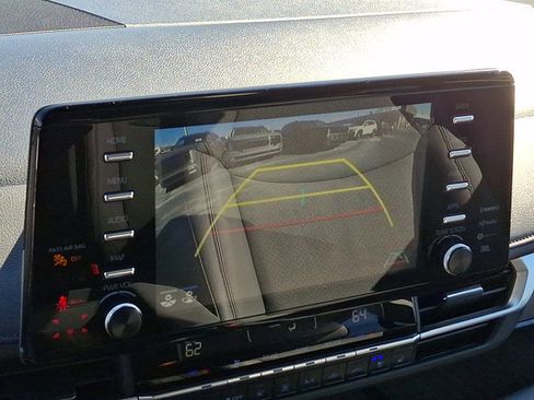 Used 2023 Toyota Sienna Limited image 19