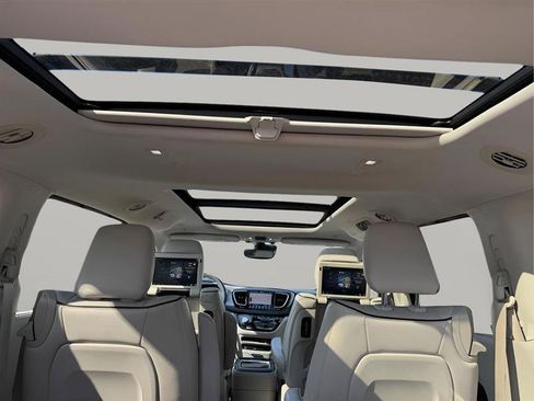 Used 2018 Chrysler Pacifica Limited w/ Advanced Safetytec Group FWD image 44