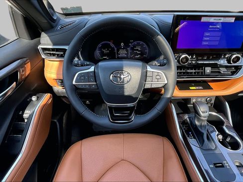 Used 2026 Toyota Highlander Platinum AWD/4WD image 6