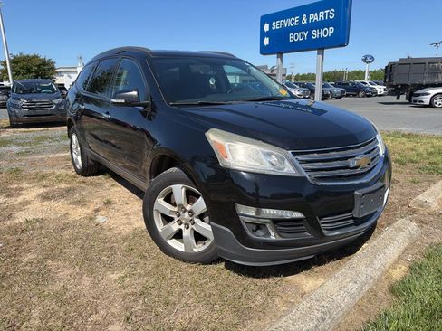 Used 2016 Chevrolet Traverse LT w/ Style and Technology Package FWD image 3