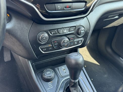 Used 2019 Jeep Cherokee Limited AWD/4WD image 30