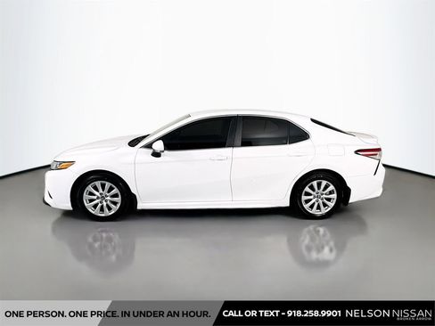 Used 2020 Toyota Camry SE FWD image 8