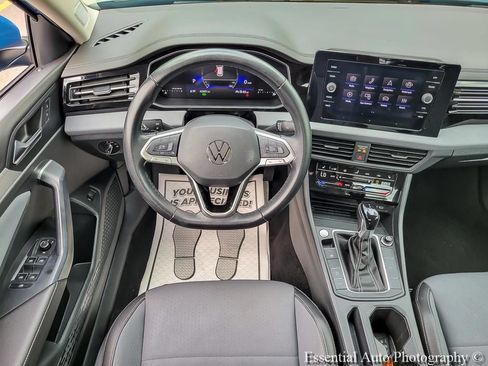 Used 2025 Volkswagen Jetta SE FWD image 12