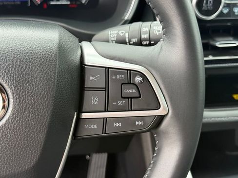 Used 2025 Toyota Highlander XSE AWD/4WD image 16