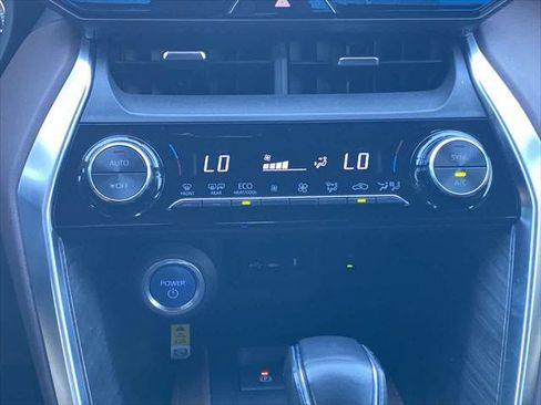 Certified 2022 Toyota Venza XLE AWD/4WD image 18