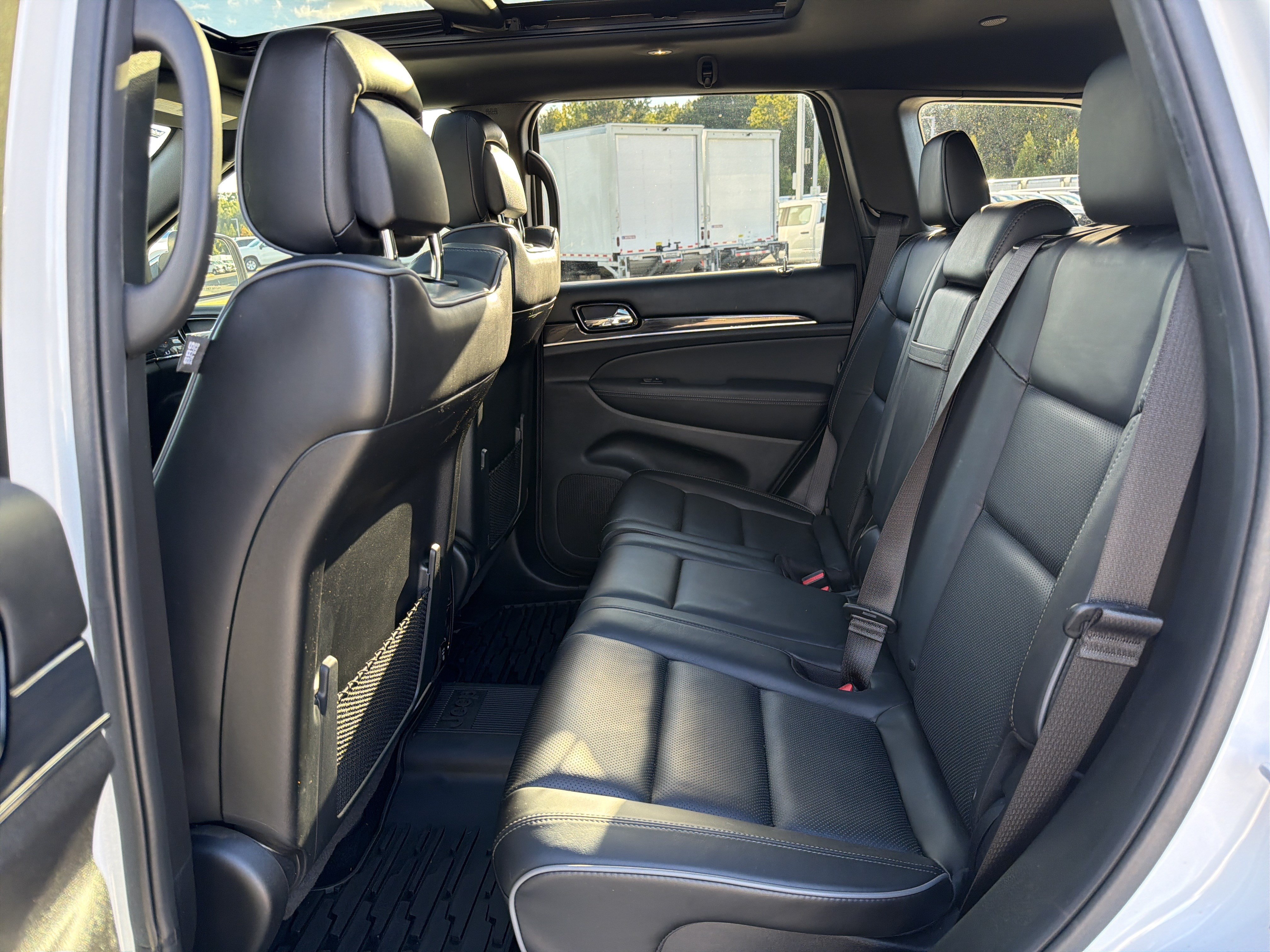 Used 2020 Jeep Grand Cherokee Overland AWD/4WD image 31