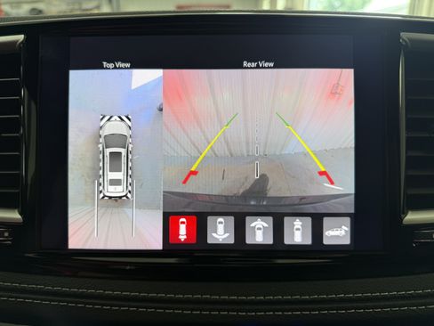 Used 2025 Chrysler Pacifica Select w/ Uconnect Theater Family Group FWD image 11