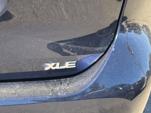 Used 2021 Toyota Highlander XLE AWD/4WD image 7