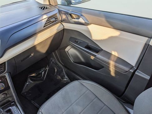 Certified 2024 Volkswagen Taos SE image 15