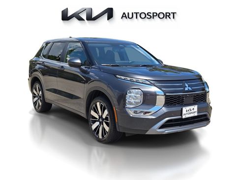 Used 2025 Mitsubishi Outlander SE AWD/4WD image 3