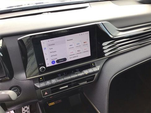 Used 2025 Toyota Camry SE image 14