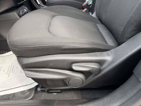 Used 2017 Jeep Renegade Latitude w/ Cold Weather Group AWD/4WD image 13