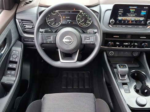 Used 2023 Nissan Rogue SV AWD/4WD image 2