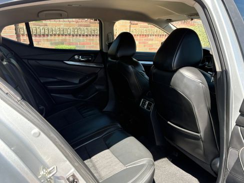 Used 2019 Nissan Maxima 3.5 SV w/ Floor Mat Group FWD image 12