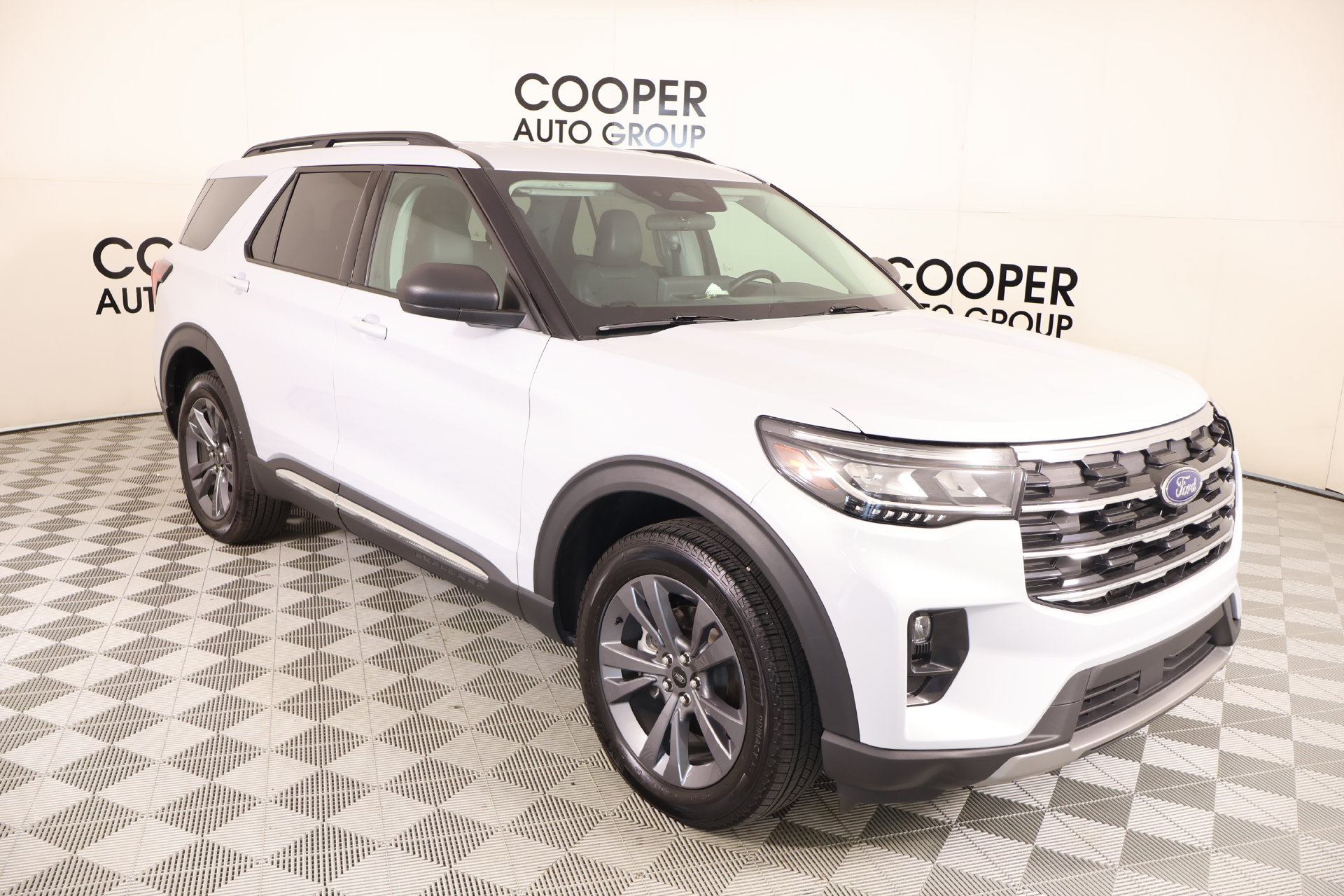 Used 2025 Ford Explorer Active w/ Active Comfort Package AWD/4WD image 1