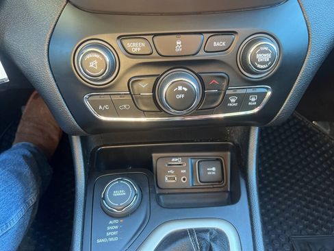 Used 2018 Jeep Cherokee Latitude AWD/4WD image 24