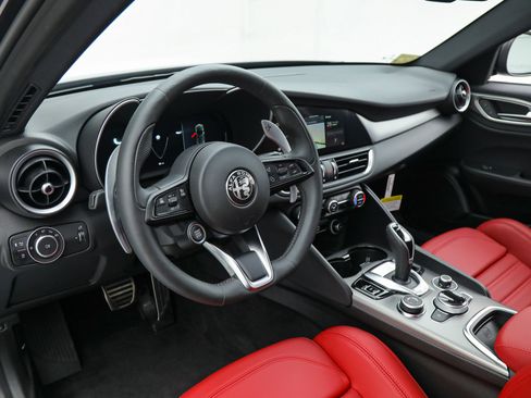 New 2025 Alfa Romeo Giulia w/ Veloce Package Rwd image 19