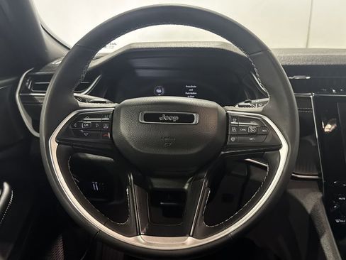 Used 2025 Jeep Grand Cherokee Altitude AWD/4WD image 4