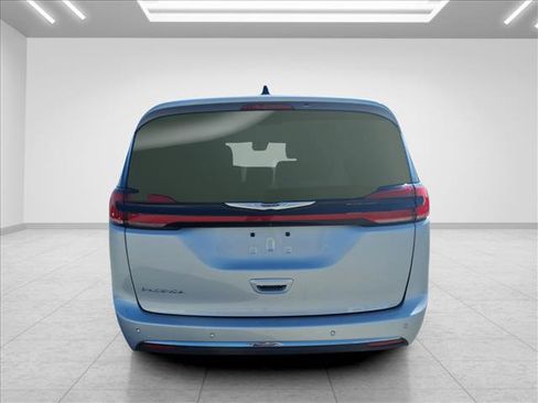 Used 2024 Chrysler Pacifica Touring-L FWD image 10