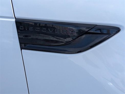 Used 2020 Land Rover Discovery Landmark image 17