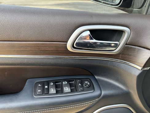 Used 2017 Jeep Grand Cherokee Overland w/ Jeep Active Safety Group image 12