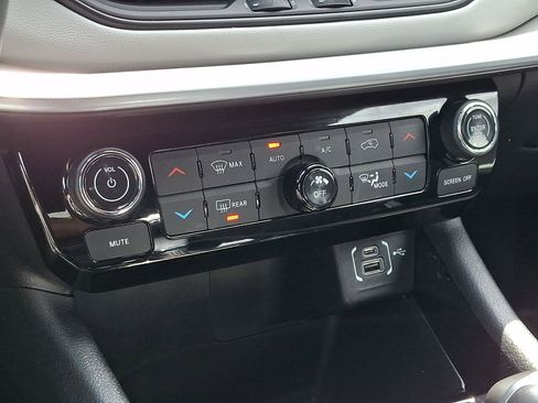 Used 2025 Jeep Compass Limited AWD/4WD image 15