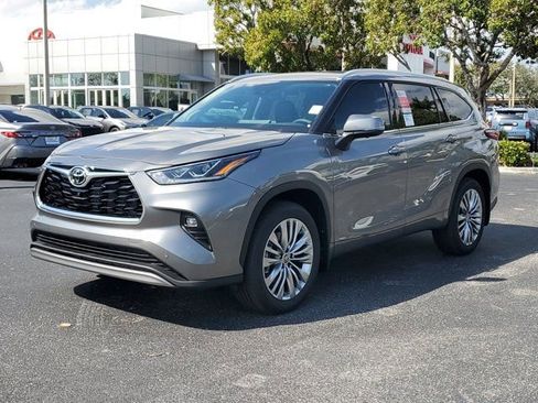 New 2026 Toyota Highlander Platinum image 2