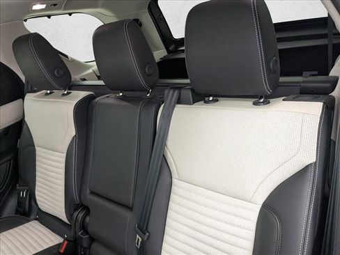 Used 2025 Land Rover Discovery Metropolitan Edition image 11