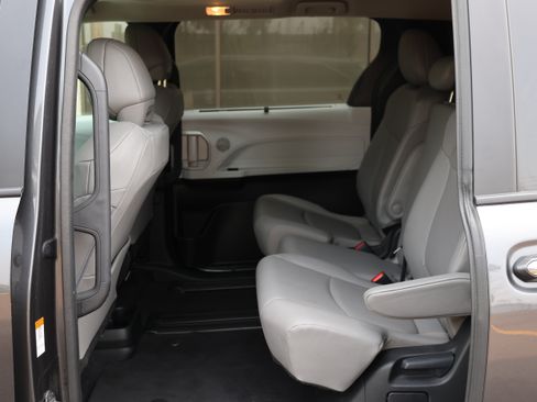 Used 2025 Toyota Sienna XLE FWD image 15