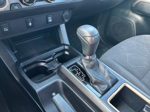 Used 2017 Toyota Tacoma TRD Sport AWD/4WD image 27
