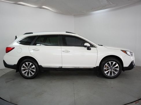 Used 2018 Subaru Outback 2.5i Touring AWD/4WD image 5