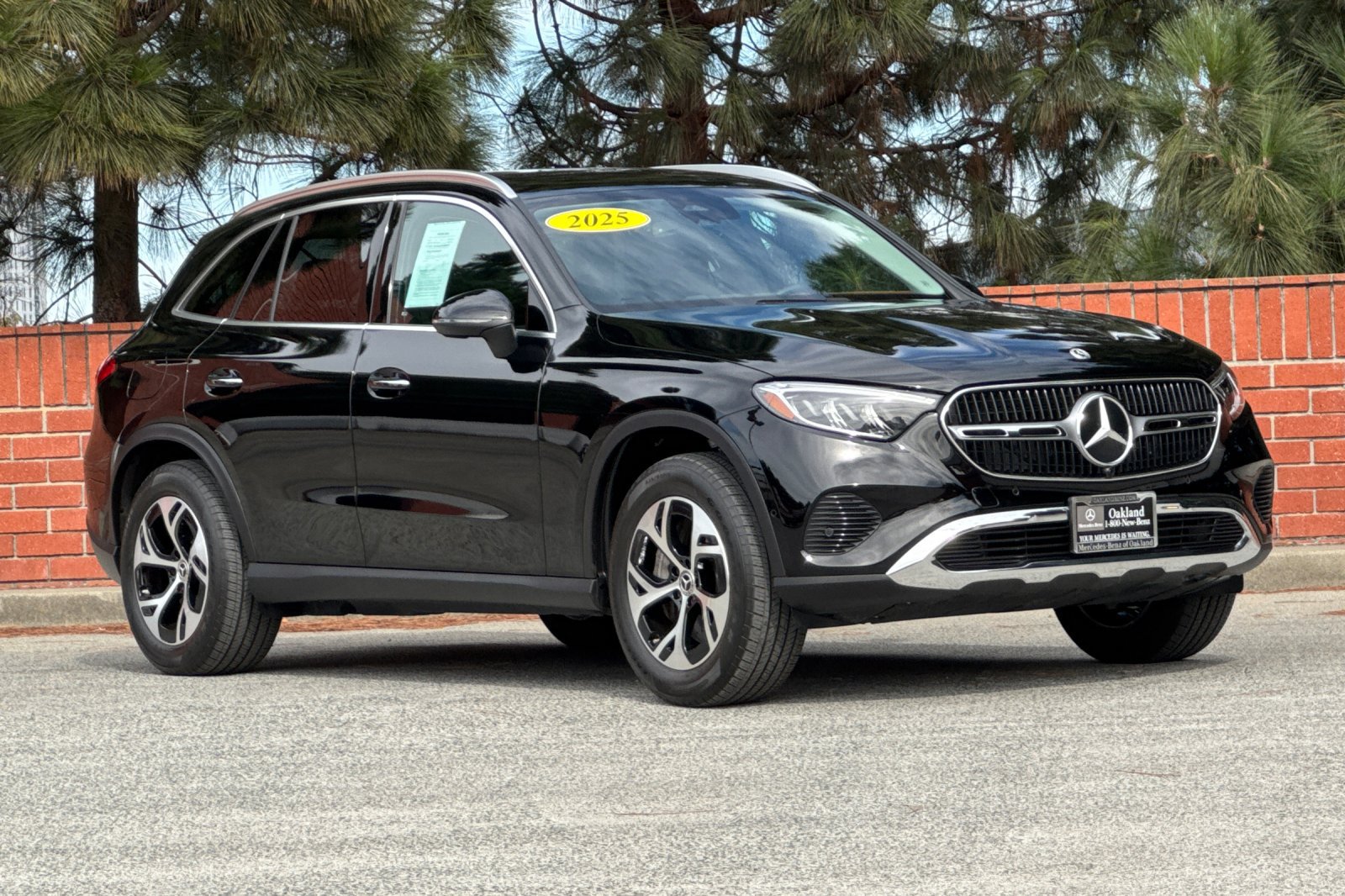 Used 2025 Mercedes-Benz GLC 350e 4MATIC image 2