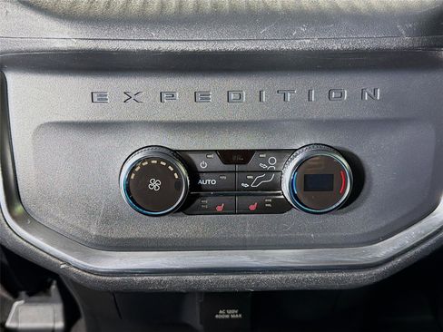 Used 2025 Ford Expedition Platinum image 27