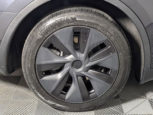 Used 2024 Tesla Model Y Long Range RWD image 12