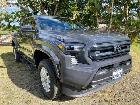 Used 2025 Toyota Tacoma SR5 AWD/4WD image 1