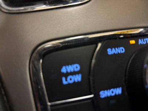 Used 2019 Jeep Grand Cherokee Limited w/ Luxury Group II AWD/4WD image 19
