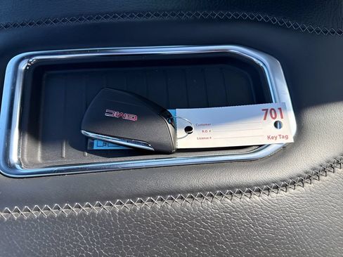 Used 2021 GMC Yukon Denali w/ LPO, Illumination Package AWD/4WD image 9