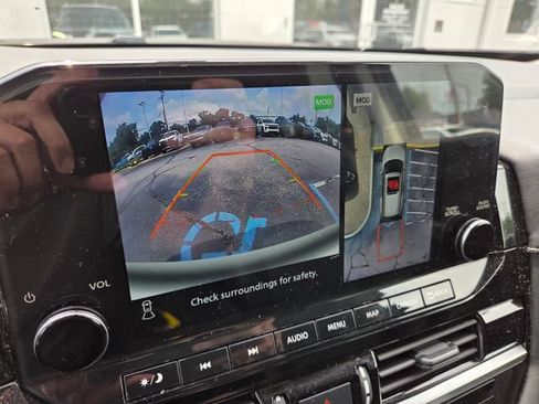 Used 2025 Nissan Pathfinder SL FWD image 16