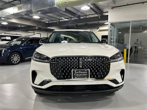 Used 2025 Lincoln Aviator Reserve w/ Illumination Package image 6