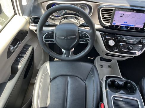 Used 2024 Chrysler Pacifica Touring-L FWD image 13
