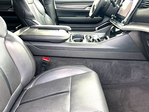 Used 2024 Jeep Wagoneer L Series II image 24