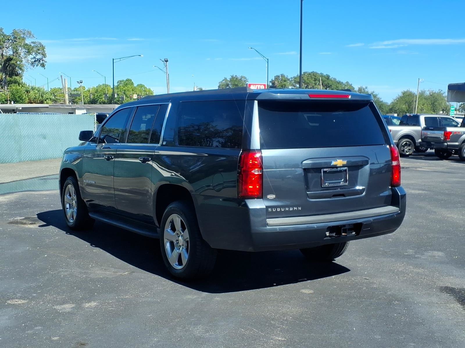 Used 2019 Chevrolet Suburban LT RWD image 3