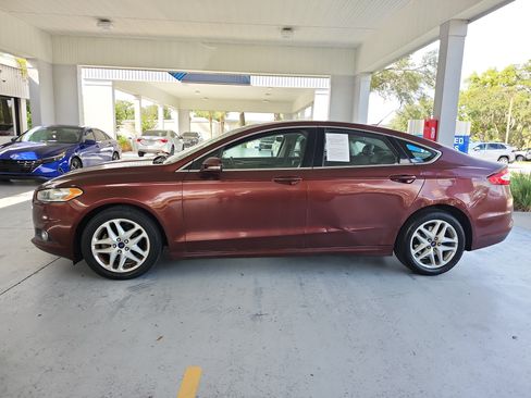 Used 2016 Ford Fusion SE w/ Equipment Group 202A FWD image 2