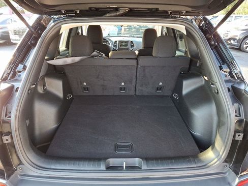 Used 2019 Jeep Cherokee Latitude w/ Cold Weather Group image 28